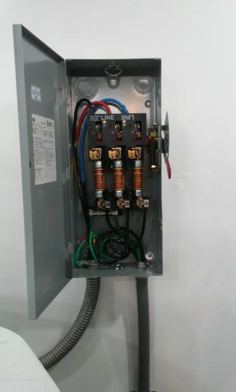Three-phase disconnect switch installed for Smoke Detector Installation in Ceres